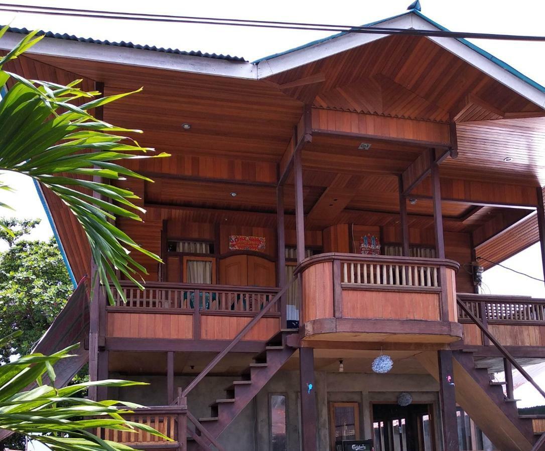 Sunset Guest House & Bar Bunaken Exterior photo